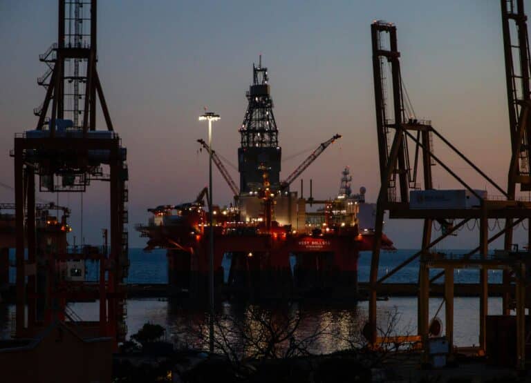 Extraction pétrole en nuit